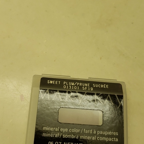 Makeup - Picture 2 of 2